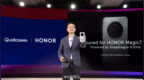 荣耀 <em>CMO</em> 郭锐也上台，宣布搭载骁龙 8 至尊版的荣耀 Magic