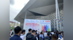 人形机器人“步行”参展上交会，会笑、会眨眼的机器人正研制