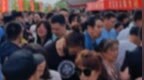 超市开业顾客排长队抢购2.99元/斤的榴莲，还有人翻越护栏，商家回应