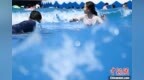 重庆持续高温天气 民众戏水觅清凉