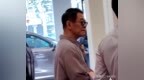面相都变了！62岁李连杰穿布衫现身4s店，全程黑脸往日风光已不再