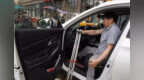 <em>图片</em>故事｜双拐蹚出创业路：陈永红与残友们的“创享工艺坊”