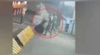 酒后推搡哨兵？网友：中国战士还是太温柔，在美国早已被清空弹匣