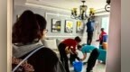 楼上跑水，家中无人！紧急时刻，楼下邻居想到他们……