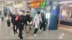 火车站内，一名旅客面色苍白、冷汗直流……