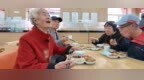 国庆假期社区助老餐厅“不打烊”：一碗热饭菜暖了居民的长假