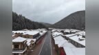 比去年早16天！雪乡国庆当天喜提头场雪，半林秋色半林白