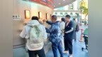 国庆假期，市民游客在中央大街站着喝了10吨啤酒