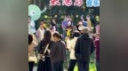 太阳岛上人气爆棚！巨型国旗成全家福打卡点，水阁云天外红歌引游人驻足