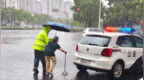 风雨不停不能松懈，他们坚守一线筑牢安全底线