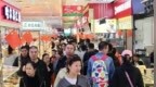 本土美食档口排起看不到头儿的长队！国庆假期，奋斗副食人气爆棚