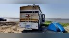 跨越千里赴秋约，河南游客解锁冰城江畔新玩法