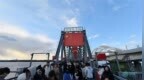 仪式感满满丨滨洲铁路桥市民游客迎着晚风与国旗同框