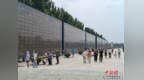 唐山大地震50周年：地震纪念墙前，他们用镜头守住思念
