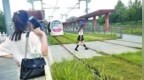 轨道上拍<em>写真</em>、公路上拍<em>婚纱</em> 危险拍摄成“时尚”