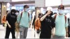 <em>郭</em><em>晓</em><em>冬</em>程莉莎夫妇机场合体 亲密依偎前行恩爱十足