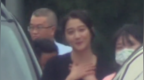 关<em>晓</em>彤街边聊天被偷拍，刘海<em>贴</em>脸头发打绺，坐百万豪<em>车</em>自己开车门