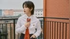 周笔畅白衬衫搭阔腿<em>西装裤</em>飒气十足 点缀橙色领带亮眼摩登