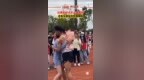 4月28日，四川自贡，男生跑长跑，女友在终点捧花等待。网友：这是比赛的终极浪漫。 #<em>爱情</em>#浪漫 #青春<em>万岁</em>  来源：@四川轻化工大学