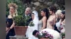 卡戴珊大姐婚礼<em>写真</em>太性感！抹胸<em>婚纱</em>炫火辣身材，老公歪头咬丝袜