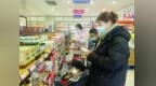 市民在珲春东北亚国际商品城选购进口商品
