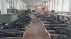 实拍乌军遗体摆放处：士兵被裹黑袋摆满仓库 数量众多
