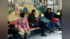 夜晚的儿科急诊：排号200+、家长带着板凳来排队……