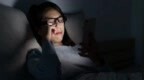 长期在睡前玩手机的人，会付出啥代价？医生：或要承担这5种痛苦