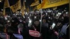 韩国医生总统府前抗议：政府不管患者死活推进政策，难道不是把国民当作人质吗？