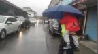5岁男孩雨天“迷失”上海街头，警察叔叔背上萌娃找家长
