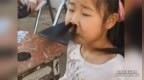 小女孩吃植物碳粉，下一秒从鼻子喷射而出，逗笑众人