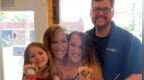 共享身体的美国“双头姐妹”之一已婚，丈夫带8岁女儿加入“重建家庭”