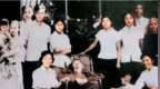这是1957年，齐白石与家人的合影，93岁迎娶22岁小新娘
