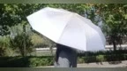 这把伞够硬！50倍防紫外线，烈日下秒降温，6级大风稳如山