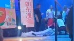 90岁老人寿宴上女歌手摔倒去世，警方回应