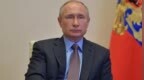 俄中央选举委员会主席向普京颁发总统证