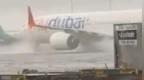 75年罕见暴雨来袭，迪拜机场“飞机泡水里”