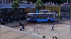警方通报江西赣州公交坠落事故：9人受伤