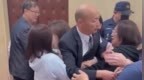 韩国瑜被绿委熊抱面露无奈，王鸿薇：不算性骚扰吗？
