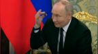 俄媒曝画面：会谈时巴林国王没立刻戴好同传耳机，普京帮忙展示如何佩戴