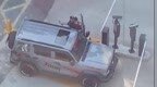 湖南一业主因停车问题与保安起争执，保安激动挥舞菜刀，警方介入