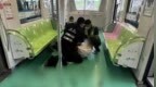 台中地铁发生随机砍人事件，嫌犯已被制服，卢秀燕透露受伤少年伤势
