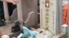 黄家驹墓碑遭涂污破坏，港警拘捕15岁和23岁男子