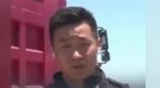 凤凰记者洞庭湖灾害现场报道，堤内的村庄和农田完全被水覆盖，现场调集了近万吨的砂石进行填堵