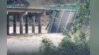 陕西大桥垮塌事故致11人遇难，30余人失联，亲历者：有路人拦车，眼看着车掉下去