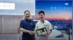 吉利银河E5交付突破2万辆 李书福为车主交付钥匙