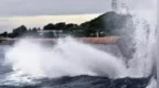 超强台风“山陀儿”掀起狂浪到狂涛，海浪橙警风暴潮黄警持续拉响