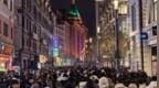 上海跨年夜有游客提前4小时到达外滩观景台，商圈饭店排队近200号