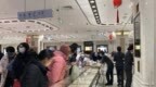 金饰克价一年涨了200元，“顾客比平时多好几倍”