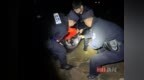 “来不及了 我先下去！”民警跳入江中救人